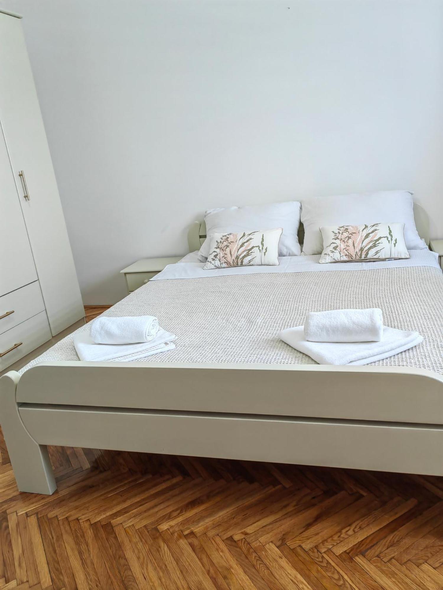 Orient Apartman Sremska Kamenica Exteriör bild